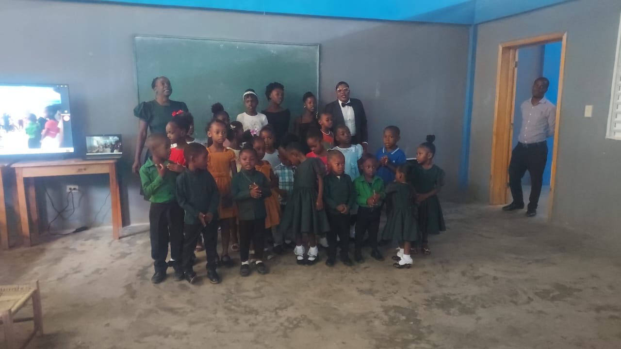 Students and staff of the Georgette Beauvais School Class of 2025–2026 gathered for a group photo during the closing ceremony